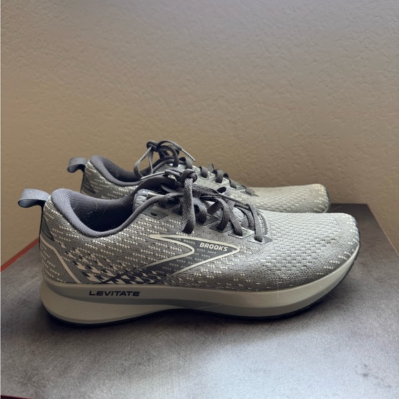 Brooks Levitate Gray Athletic Shoes - Picture 1 of 4